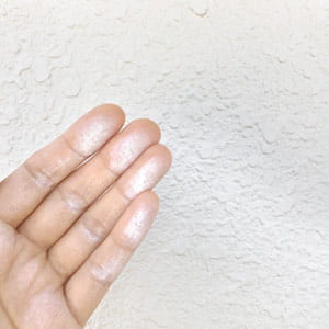 チョーキング｜外壁塗装の塗り替えタイミングの目安となる症状