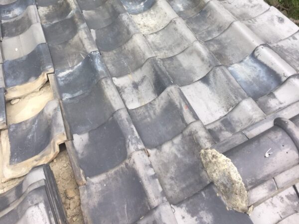 横浜市にて屋根修理　施工前　瓦屋根からガルバリウム鋼板への葺き替え工事