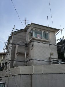 横浜市港南区にて屋根修理足場組み立て