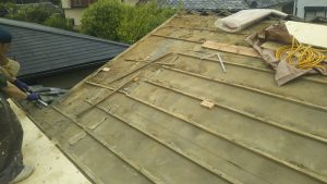 横浜市にて屋根修理　屋根材の撤去　瓦屋根からガルバリウム鋼板への葺き替え工事