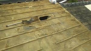 横浜市にて屋根修理　屋根材の撤去　瓦屋根からガルバリウム鋼板への葺き替え工事２