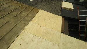 横浜市にて屋根修理　野地板取り付け　瓦屋根からガルバリウム鋼板への葺き替え工事２