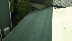 横浜市にて屋根修理　ルーフィング貼り付け　瓦屋根からガルバリウム鋼板への葺き替え工事２