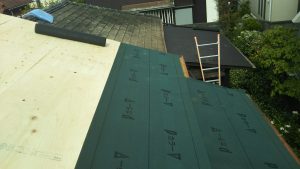 横浜市にて屋根修理　ルーフィング貼り付け　瓦屋根からガルバリウム鋼板への葺き替え工事
