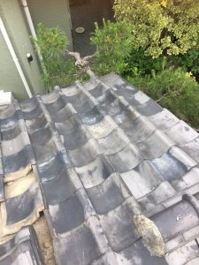 横浜市にて屋根修理　施工前　瓦屋根からガルバリウム鋼板への葺き替え工事
