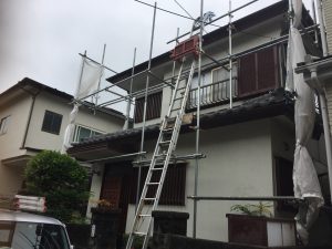 横浜市にて屋根修理　瓦屋根からエコグラーニへの葺き替え工事　足場の組み立て