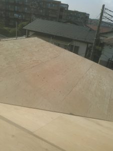 横浜市にて屋根修理　瓦屋根からエコグラーニへの葺き替え工事　野地板取り付け２