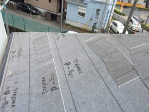 横浜市にて屋根修理　瓦屋根からエコグラーニへの葺き替え工事　ルーフィングの貼り付け