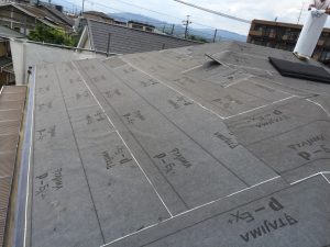横浜市にて屋根修理　瓦屋根からエコグラーニへの葺き替え工事　ルーフィングの貼り付け４