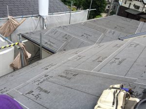 横浜市にて屋根修理　瓦屋根からエコグラーニへの葺き替え工事　ルーフィングの貼り付け２