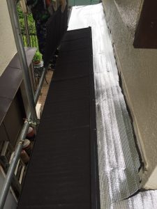 横浜市にて屋根修理　瓦屋根からエコグラーニへの葺き替え工事　エコグラーニ葺き　下屋根２