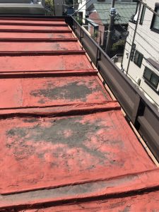 横浜市金沢区にて雨漏り修理　瓦棒への葺き替え工事　施工前３