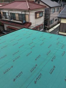 横浜市金沢区にて雨漏り修理　瓦棒への葺き替え工事　ルーフィングの貼り付け