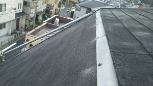 横浜市にて屋根修理　棟板金の取り付け　コーキング補修