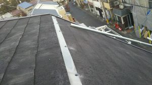 横浜市にて屋根修理　棟板金の取り付け　コーキング補修２