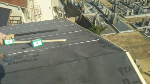 横浜市にて屋根修理　しおさいへのカバー工法　軒先唐草・ケラバ部分の取り付け２