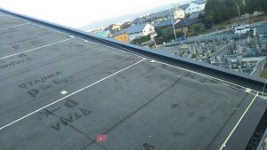横浜市にて屋根修理　しおさいへのカバー工法　軒先唐草・ケラバ部分の取り付け４