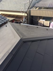 横浜市にて屋根修理〈カバー工法と波板張り替え工事〉完工