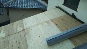 横浜市神奈川区にて屋根修理（瓦屋根からしおさいに葺き替え工事）野地板