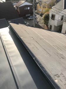 横浜市保土ケ谷区にて屋根修理　エコグラーニへのカバー工法　ルーフィング貼り付け