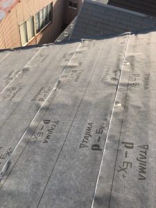 横浜市保土ケ谷区にて屋根修理　エコグラーニへのカバー工法　ルーフィング貼り付け２