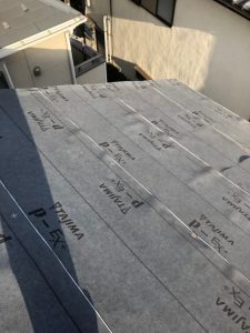 横浜市保土ケ谷区にて屋根修理　エコグラーニへのカバー工法　ルーフィング貼り付け３