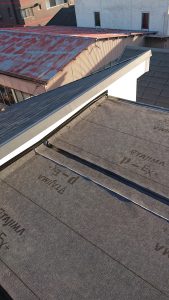 横浜市保土ケ谷区　屋根修理　ルーフィング貼り付けて　瓦棒屋根から立平葺き　葺き替え工事