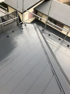 横浜市港南区にて屋根修理カバー工法完工隅棟
