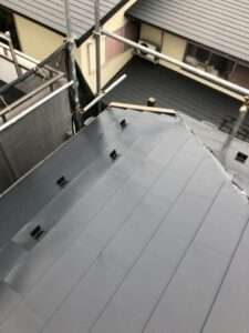 横浜市港南区にて屋根修理カバー工法雪止め設置
