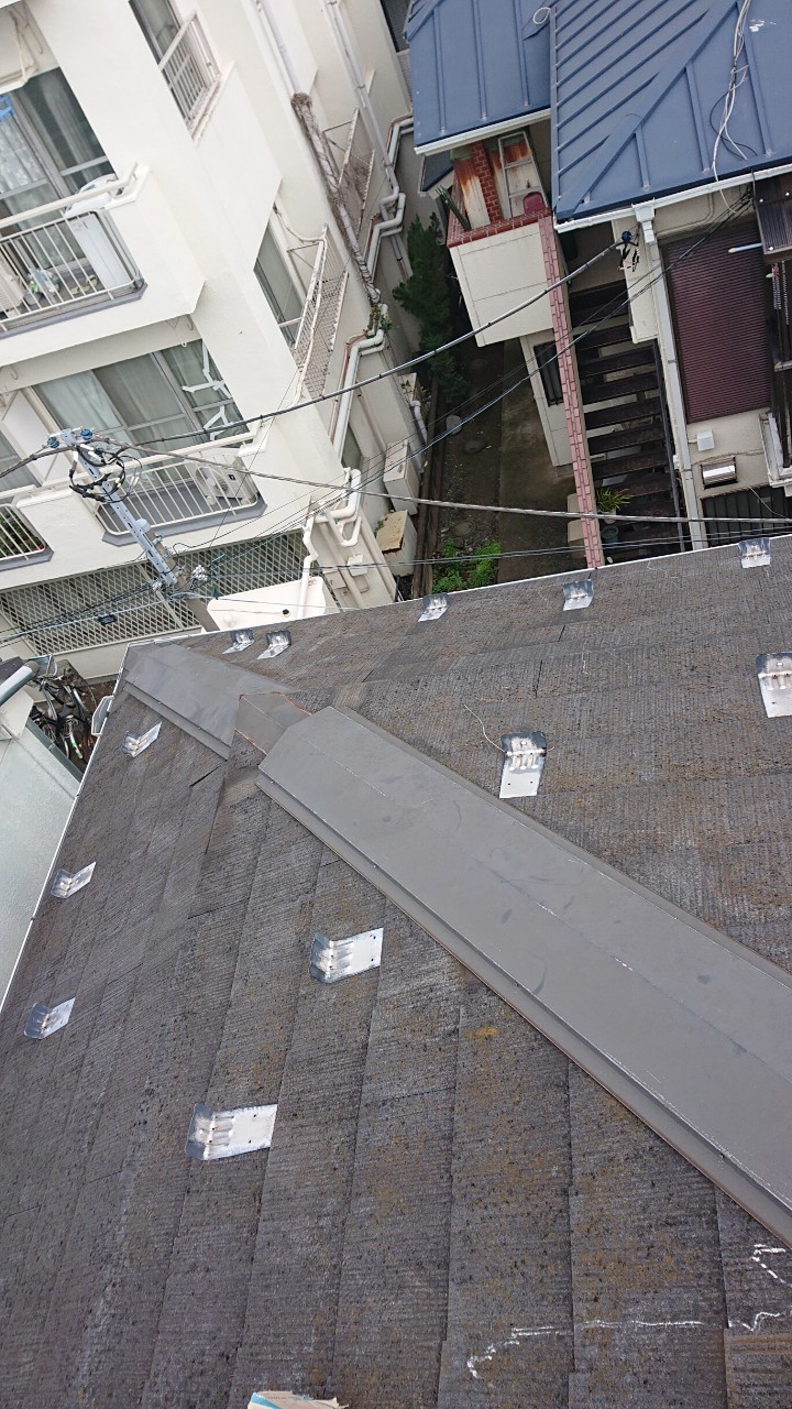 横浜市鶴見区にて行った屋根修理（台風による棟の破損）施工前