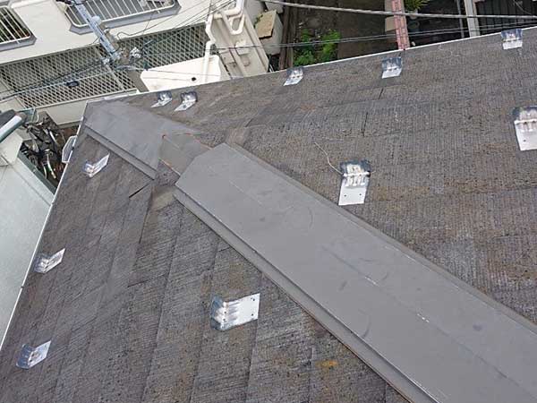 台風で被害を受けた棟板金