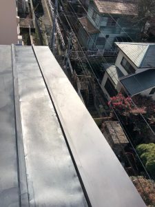 屋根の部分改修（金属屋根の施工）