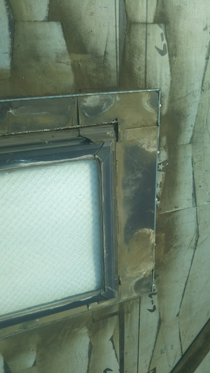 横浜市旭区にて雨漏り修理　～天窓からの雨漏り補修～　施工前写真