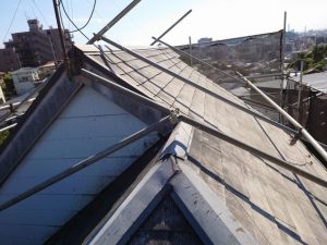 横浜市南区にて屋根修理　足場の組み立て２