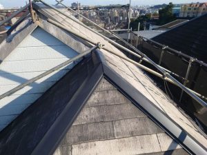 横浜市南区にて屋根修理　棟板金の取り付け３