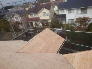 横浜市青葉区にて屋根修理野地板貼り
