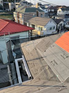 既存の屋根材の上からルーフィングを貼っていきます