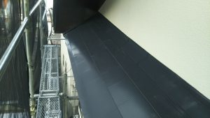 ルーフィングを張り終えれば、上に新しい屋根材を葺いていきます