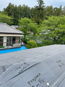 横浜市戸塚区にて屋根修理（スレートからガルマリウム鋼板にカバー工法）既存屋根の上からルーフィングを張っていきます