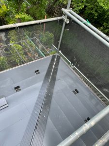 横浜市戸塚区にて屋根修理（スレートからガルマリウム鋼板にカバー工法）既存屋根の上からルーフィングを張り、新しい屋根材本体を葺いていきます