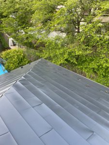 横浜市戸塚区にて屋根修理（スレートからガルマリウム鋼板にカバー工法）新しい屋根材を張っていきます