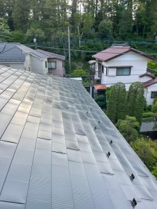 横浜市戸塚区にて屋根修理（スレートからガルマリウム鋼板にカバー工法）しい屋根材を張っていきます