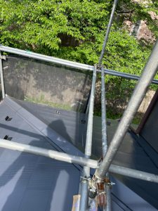 横浜市戸塚区にて屋根修理（スレートからガルマリウム鋼板にカバー工法）下屋根も施工完了