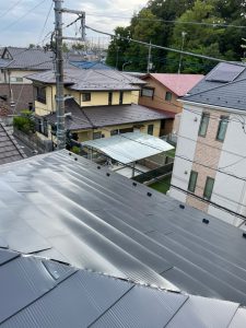 横浜市戸塚区にて屋根修理（スレートからガルマリウム鋼板にカバー工法）新しい屋根材を張っていきます