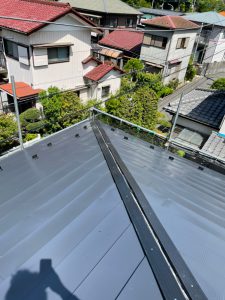 横浜市戸塚区にて屋根修理（スレートからガルマリウム鋼板にカバー工法）貫の取り付け、棟板金の取り付け
