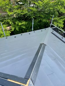 横浜市戸塚区にて屋根修理（スレートからガルマリウム鋼板にカバー工法）貫の取り付け、棟板金の取り付け