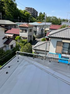 横浜市戸塚区にて屋根修理（スレートからガルマリウム鋼板にカバー工法）大屋根の施工が完了