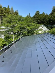 横浜市戸塚区にて屋根修理（スレートからガルマリウム鋼板にカバー工法）大屋根の施工が完了