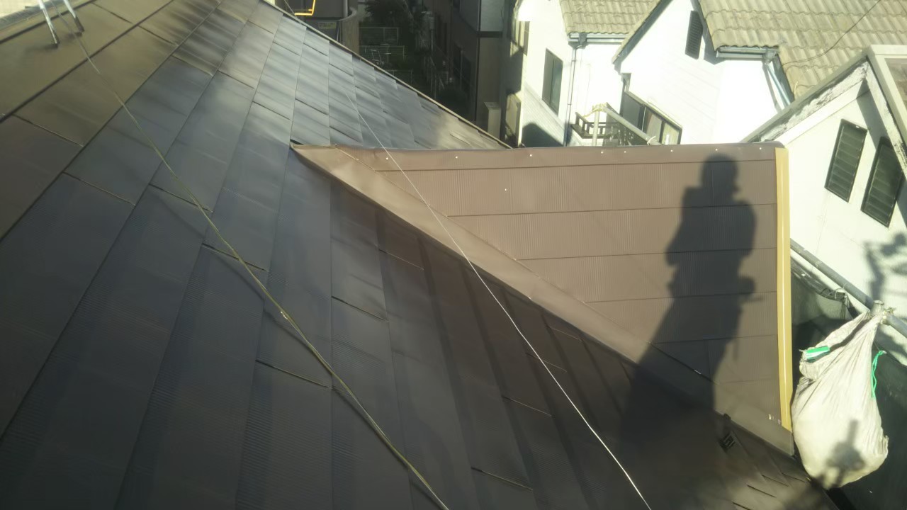 横浜市栄区にて行った屋根修理＜スレートからしおさいへのカバー工法＞施工後の様子