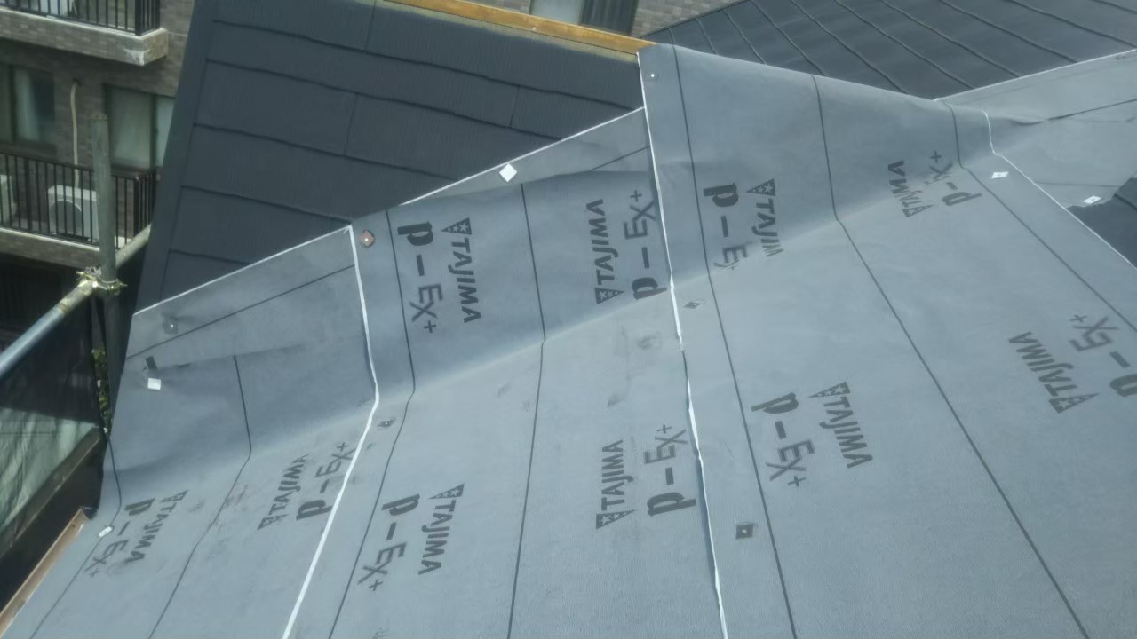 横浜市栄区にて行った屋根修理＜スレートからしおさいへのカバー工法＞施工前の様子